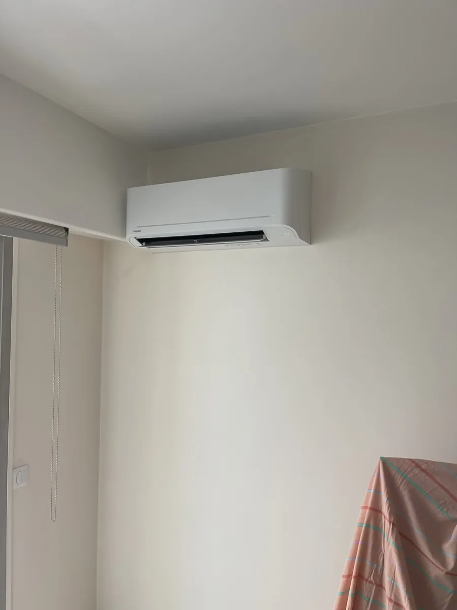 Unité intérieure de climatisation murale au-dessus d'une porte