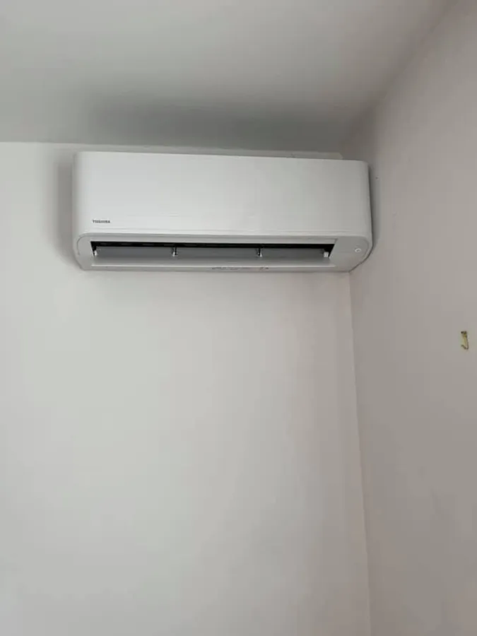 Climatisation réversible murale installée dans une chambre