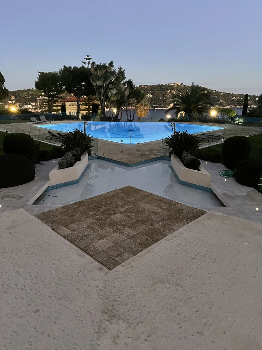 Terrasse et piscine de résidence au crépuscule