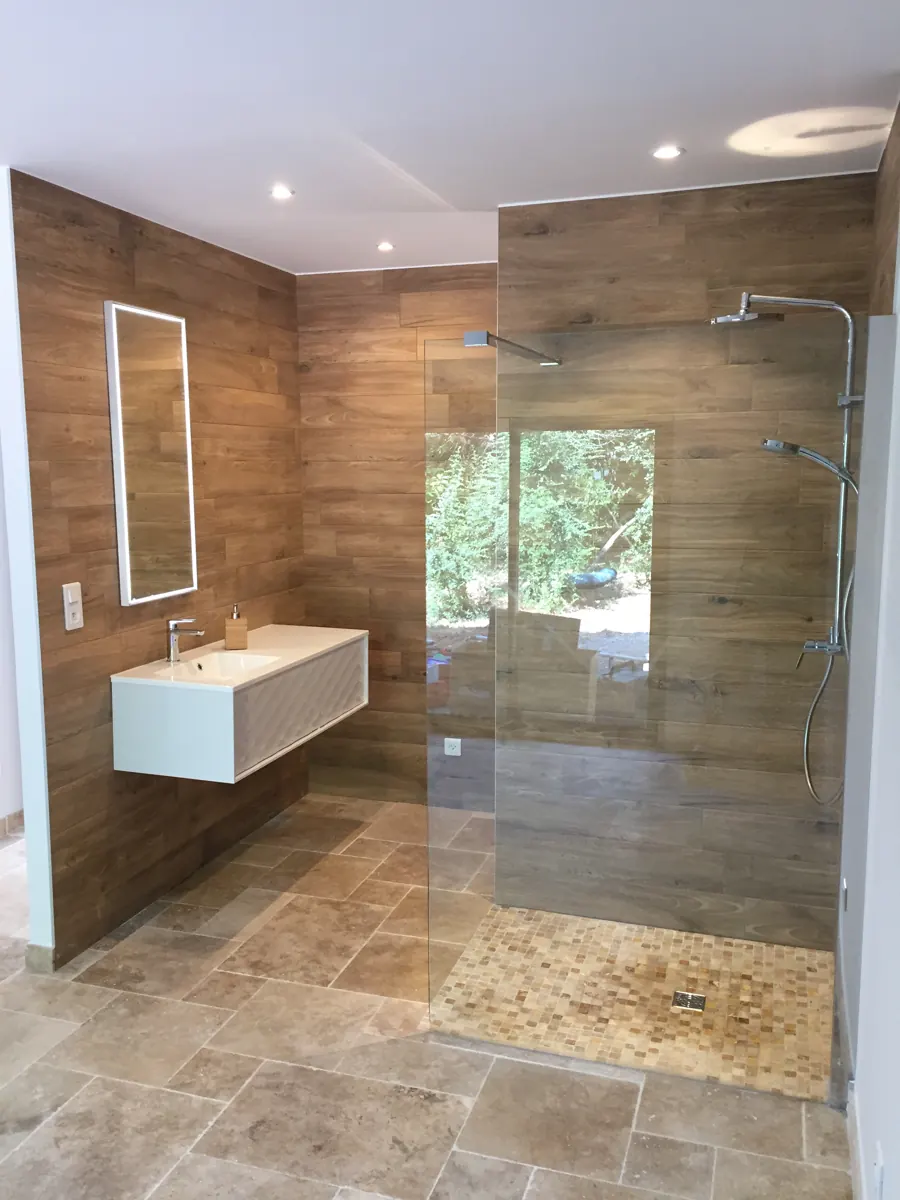 Douche à l'italienne, carrelage imitation bois