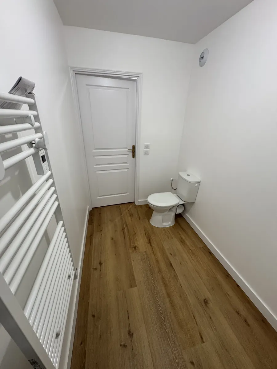 WC et sèche-serviettes dans un appartement rénové